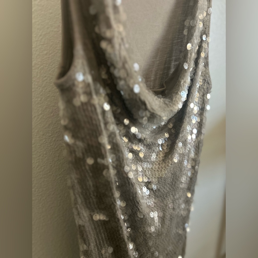 Pre-Owned. Sequin Top. Size Medium. Great condition! - Picture 6 of 6